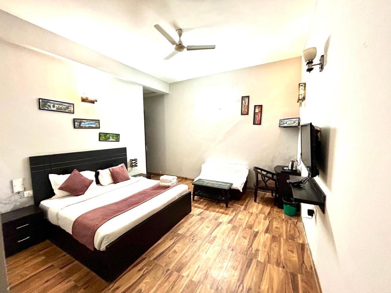 Hotel Anandan Citrine Vrindāvan Esterno foto